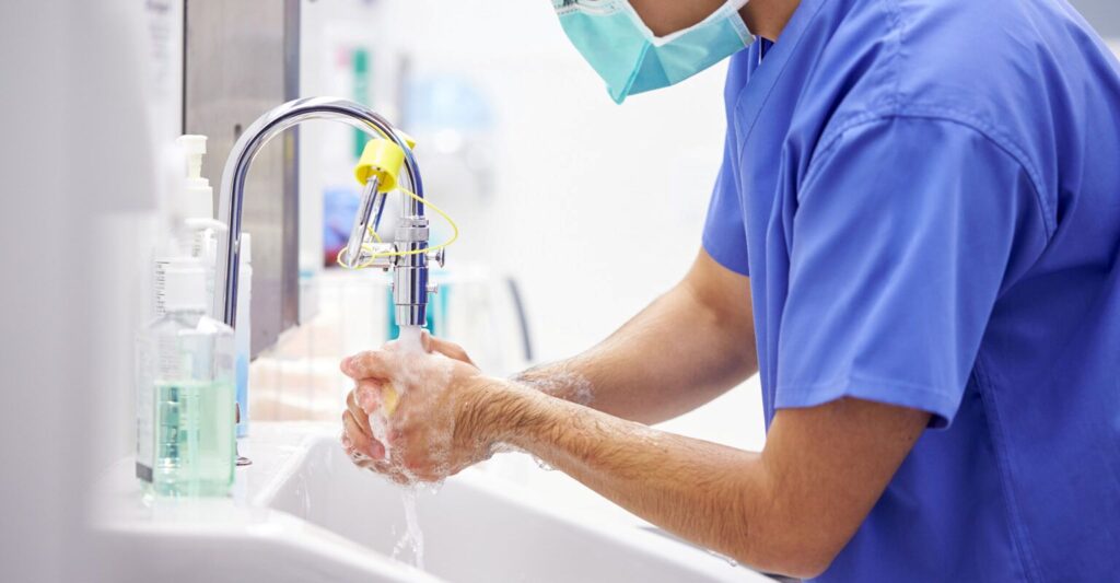 Dezinfectarea mâinilor și pielii în blocul operator: protocol recomandat și produse dezinfectante